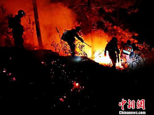 图为火灾现场。昆明市森林防火指挥部办公室官微截图