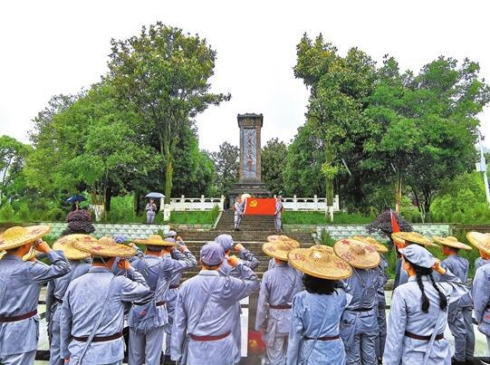 6月2日,省人社厅在威信县扎西镇开展学习活动。