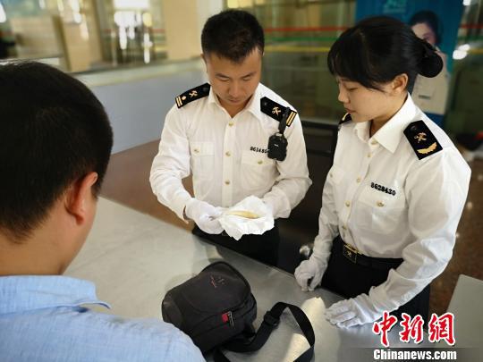 图为海关工作人员检查旅客行李。孟连海关供图