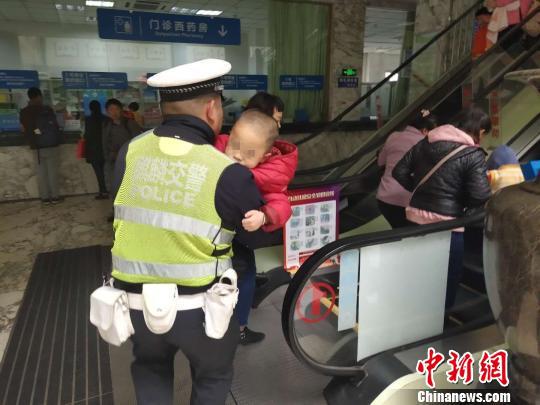 图为交警抱着孩子跑入医院。曲靖交警提供