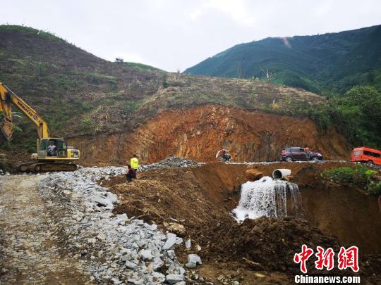 图为泥石流现场。