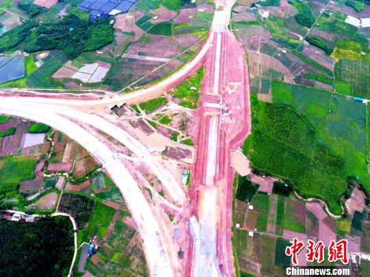 图为从耕地中穿过的在建交通设施。 缪超 摄