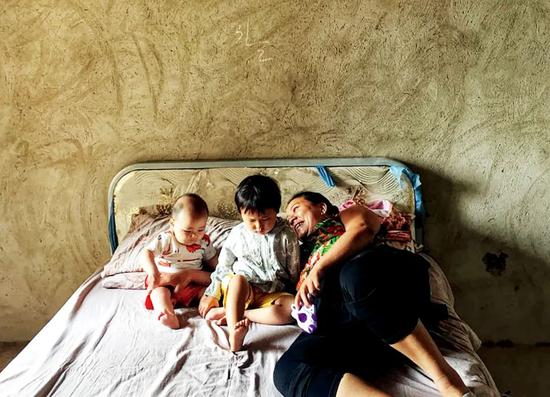 2020年5月,业主张女士带着孙子孙女住进了烂尾楼。