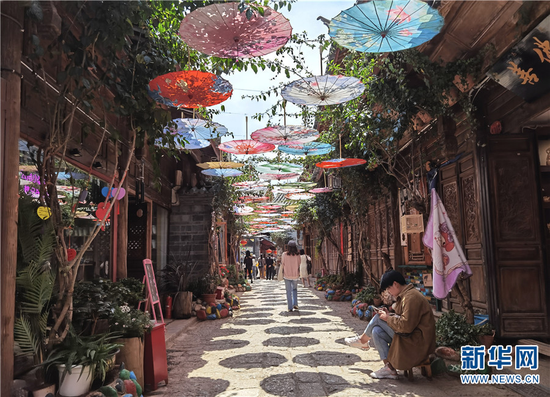  游客在丽江古城尽享美好春光（2021年4月15日摄）。新华网发（和红艳 摄）