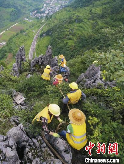 图为铁路工人开展新一轮的防洪隐患排查整治。 杨永全 摄