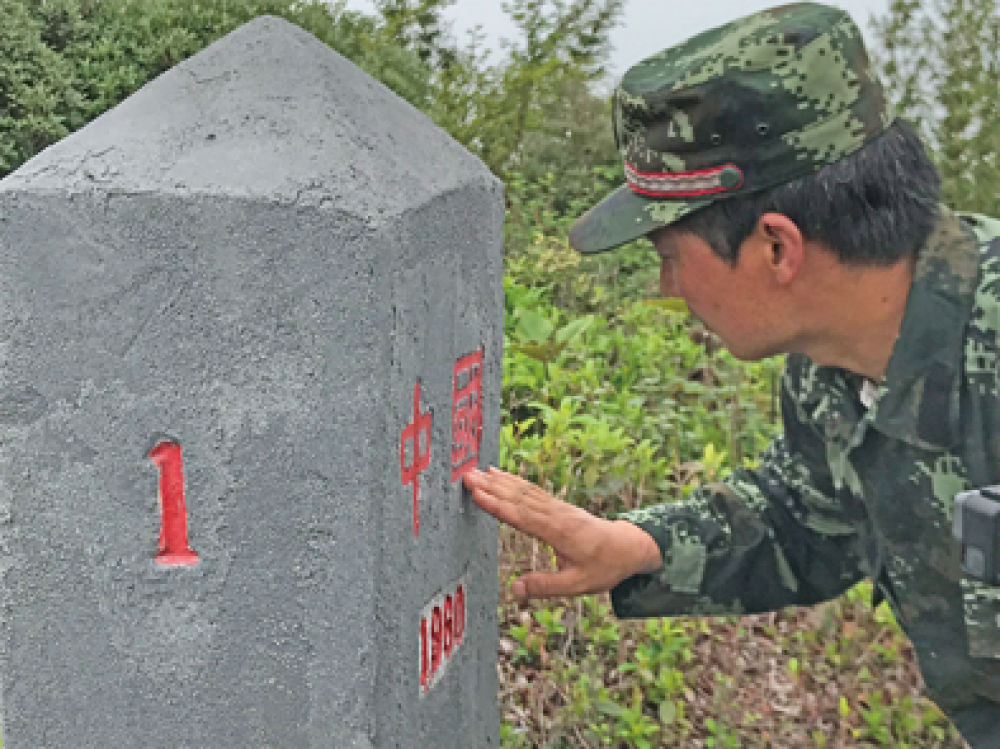 ▲界务员蔡新装在查看“共和国1号碑”。新华每日电讯记者王长山摄