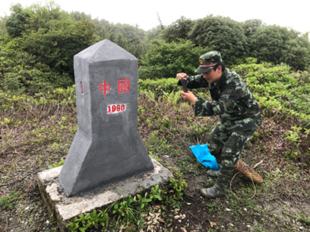 ▲界务员蔡新装在给“共和国1号碑”拍照。新华每日电讯记者王长山摄