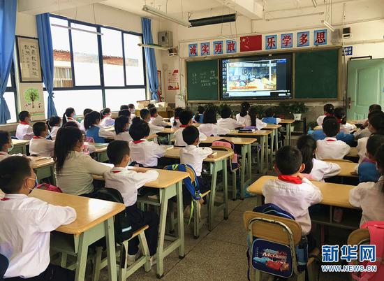 楚雄市鹿城小学以经典诵读作为“创文”突破口,倡导学生和家长争当文明市民(摄于5月25日)。(新华网 刘馨蔚 摄)