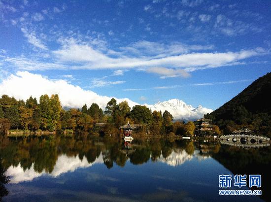 雪山映潭。(新华网发)