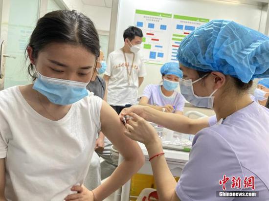 4月1日,云南德宏州瑞丽市市民接种新冠疫苗。 中新社记者 缪超 摄