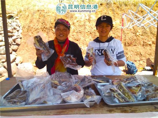 杨梅花(左)、杨艳芹(右)展示她们制作的腊肉。记者江枫/摄
