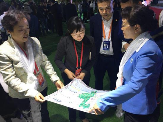 副省长李玛琳到展馆检查指导工作并向西藏旅发委领导介绍“游云南”APP