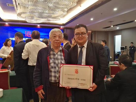 中国酒类流通协会会专职副会长 刘员与杨林肥酒全国招商部经理 张扬(右)合影