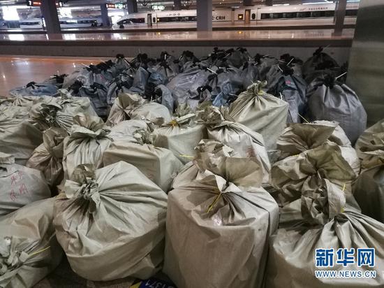 摆放整齐的快运包裹已等候在站台,准备乘高铁出发。(供图)