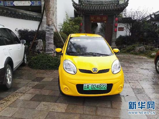 昆明局集团在建水火车站与市内及主要景点之间,布置了“昆铁云行”共享汽车,方便旅客出行。新华网发(柴璐 摄)