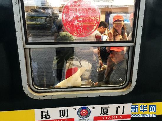 登上火车。(新华网发)