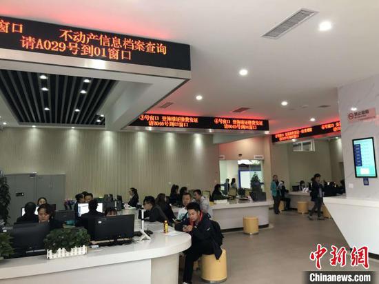 图为云南昆明市民众在当地政务服务中心咨询办理不动产权证书。缪超 摄