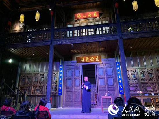 马家大院内,评书人正为台下观众讲述昆明城的来历。供图