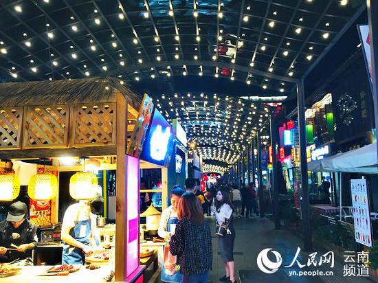 昆明市五华区南强街,晚上有很多特色美食摊位。人民网 程浩 摄