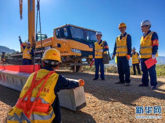 丽香铁路接触网支柱建设施工现场