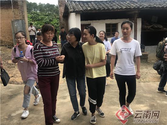 张桂梅去家访。供图