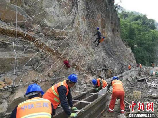 为确保全线按时通车,中铁三局四公司云南美丽公路二标段参建员工不分白天黑夜、奋战在一线。中铁三局四公司供图