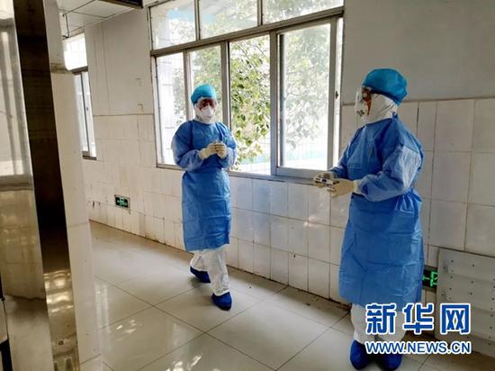 医疗工作者进入战斗状态。(供图)