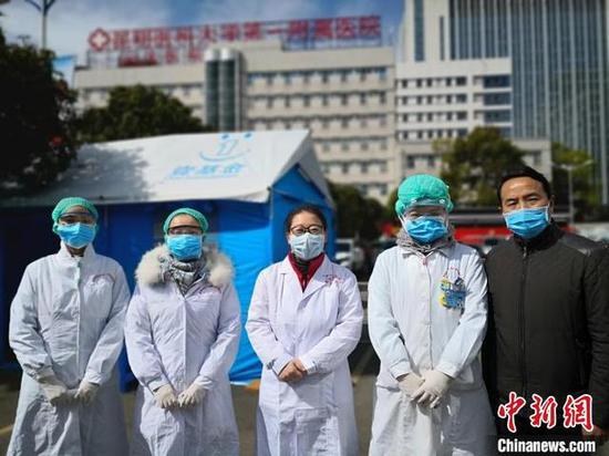 图为孙华博士在疫情防控一线与同事并肩工作。 武英利 摄