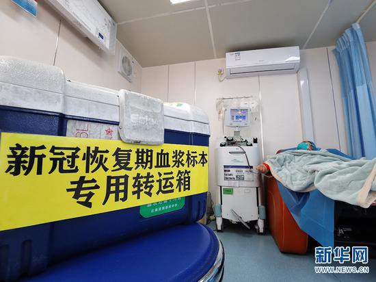 李女士正在捐献血浆。云南昆明血液中心供图