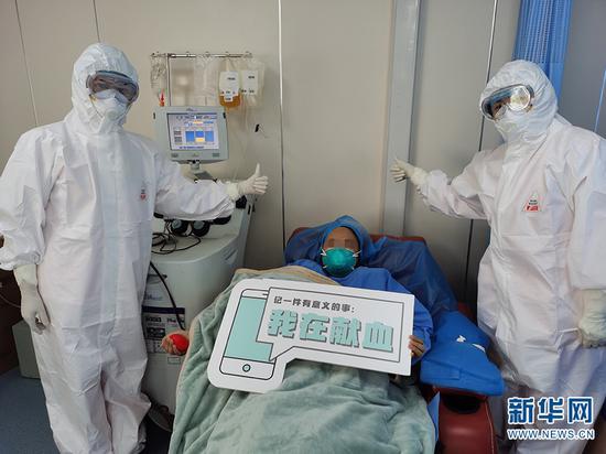 医护人员给李女士点赞。云南昆明血液中心供图