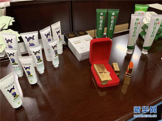 石斛产品(4月25日摄)。(新华网 李昀瞔 摄)