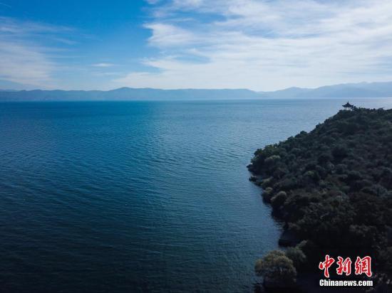 资料图:云南玉溪抚仙湖。中新社记者 任东 摄