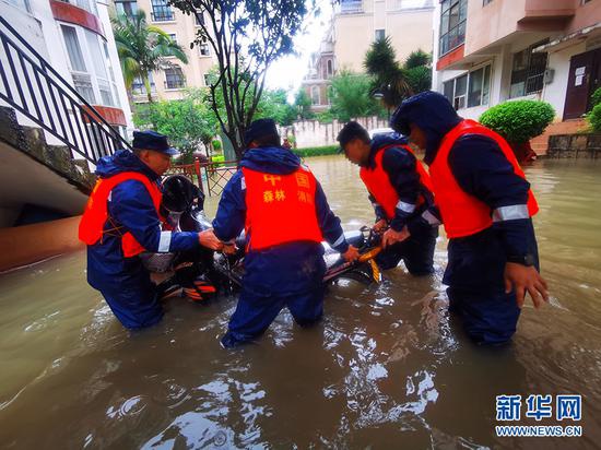 推出浸泡在积水中的电动车(8月18日摄)。新华网发(供图)