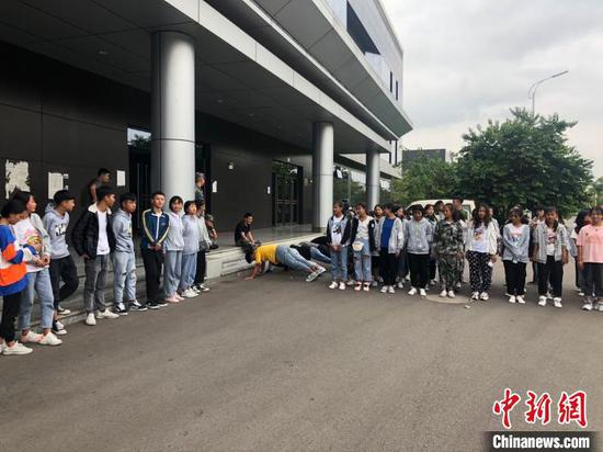 图为以晴分校今年新招收的学生在军训。 缪超 摄