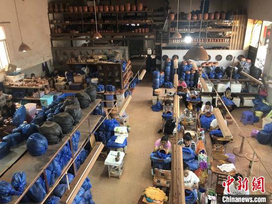 图为在田静成立的紫陶技能传习中心学习的紫陶学徒。 缪超 摄