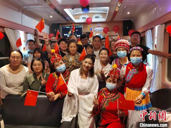 图为“超长黄金周”来云南的旅客搭乘动车出行。 段再宇 摄
