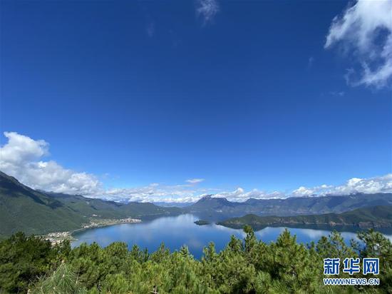 这是9月27日拍摄的云南省丽江市泸沽湖秋日景色。 新华社记者 安晓萌 摄