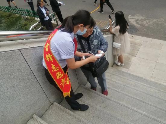 五华区政务服务中心工作人员为行动不便的群众提供咨询服务。