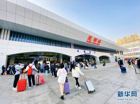 提质改造后的昆明站北广场。新华网发(杨紫轩 摄)