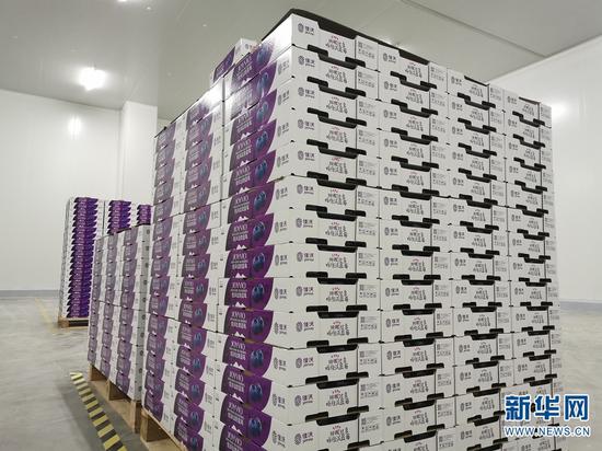 包装成箱的蓝莓。新华网发 张立嵩 摄