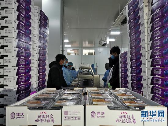 工作人员将包装好的蓝莓装箱。新华网发 张立嵩 摄
