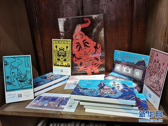 《苍山小册子》文创周边(1月20日摄)。新华网 冯雨钐 摄