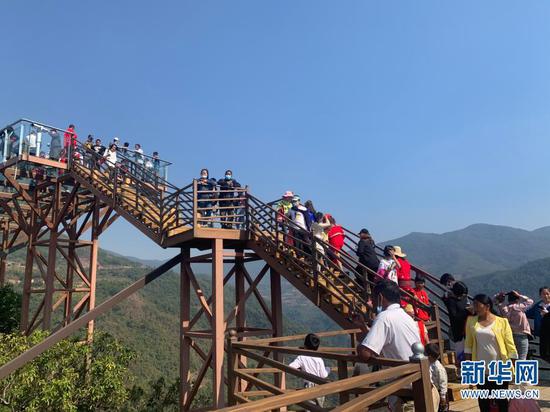 游客体验玻璃栈道。
