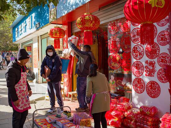 (维西春节市场 施俞丞摄)