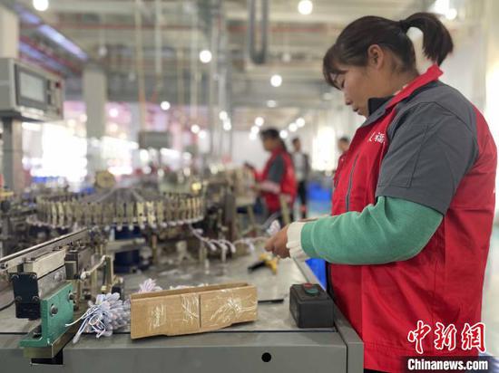 图为东川当地一家生产电子元件的工厂内,工人正在工作。 缪超 摄