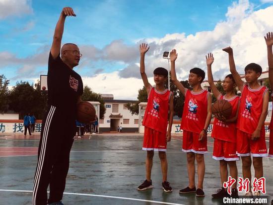 王炳华指导金葵花少年篮球队。受访者供图