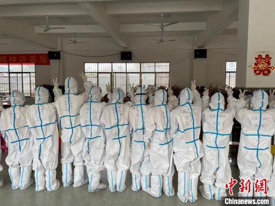 圖為前來支援瑞麗的大理州洱源縣醫療隊。 繆超 攝