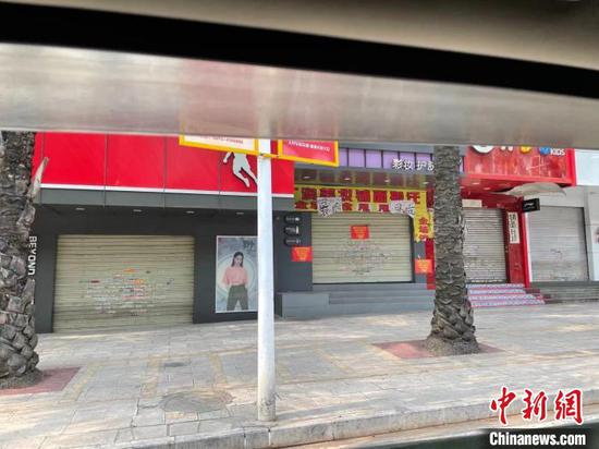 圖為瑞麗部分商店歇業。 繆超 攝