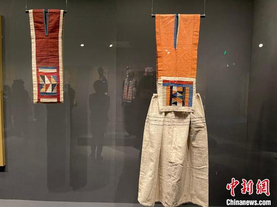 哈尼族结婚礼服贯头衣。 童笑雨 摄