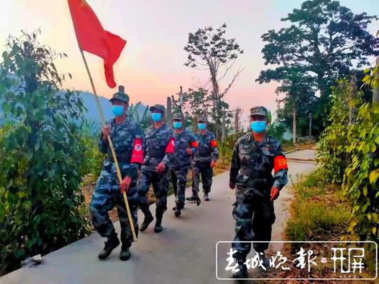 沙忠兴和民兵队伍开展巡边工作(沙忠兴右1)
